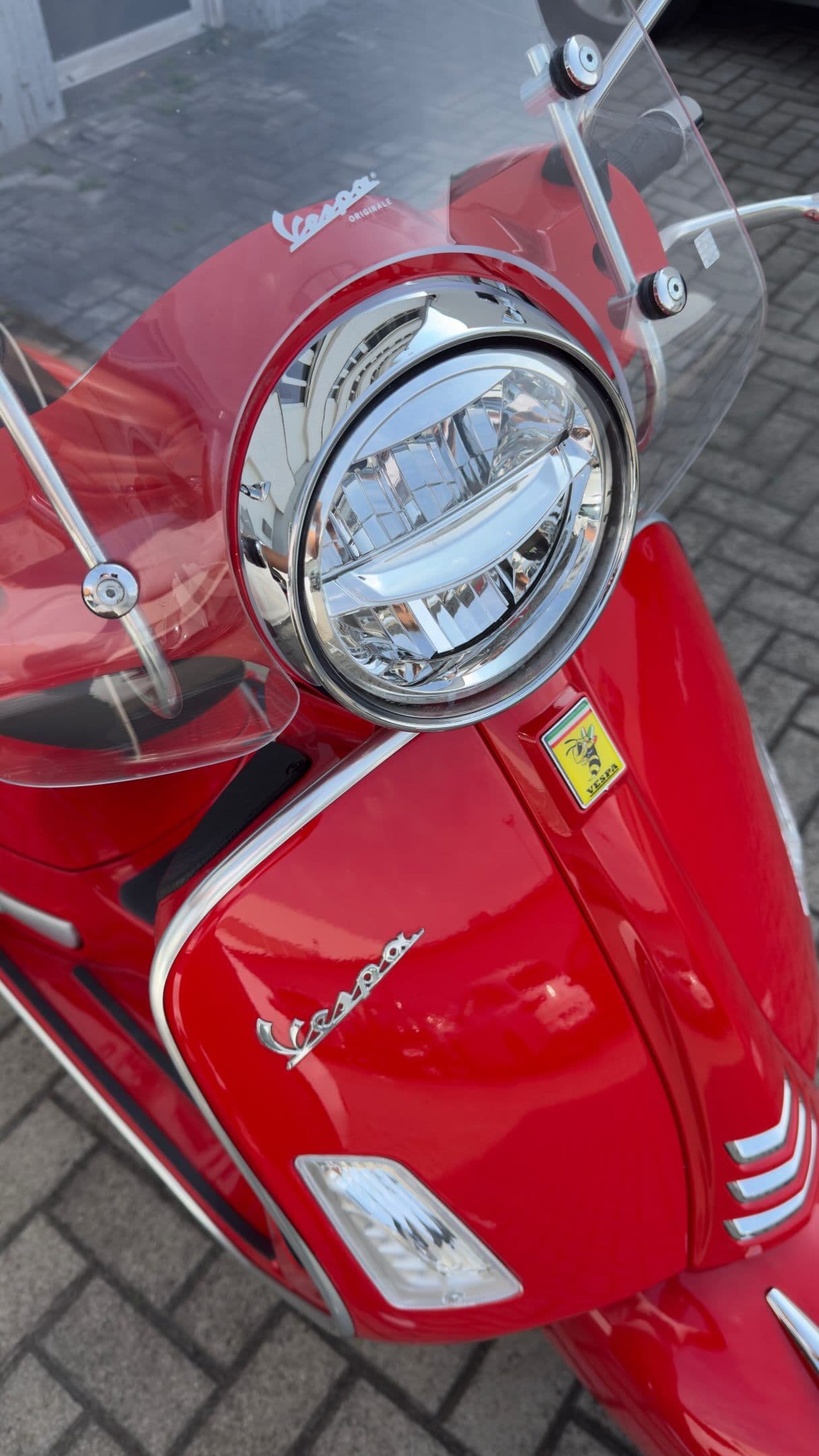 Die Vespa glänzt wieder wie neu! ✨ Im Vorfeld wurde die Vespa ordentlich gewaschen und hier noch einmal vorsorglich mit einem feuchten Trockentuch…