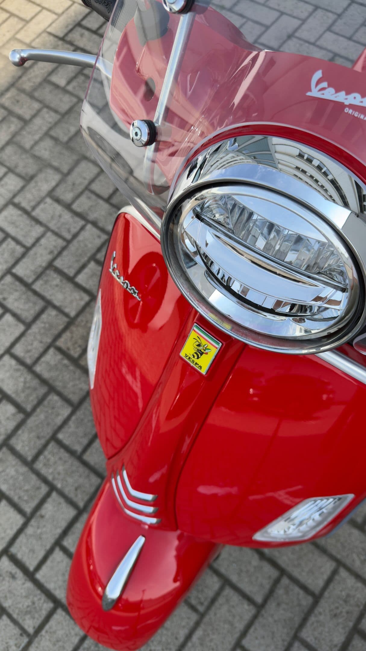 Die Vespa glänzt wieder wie neu! ✨ Im Vorfeld wurde die Vespa ordentlich gewaschen und hier noch einmal vorsorglich mit einem feuchten Trockentuch…