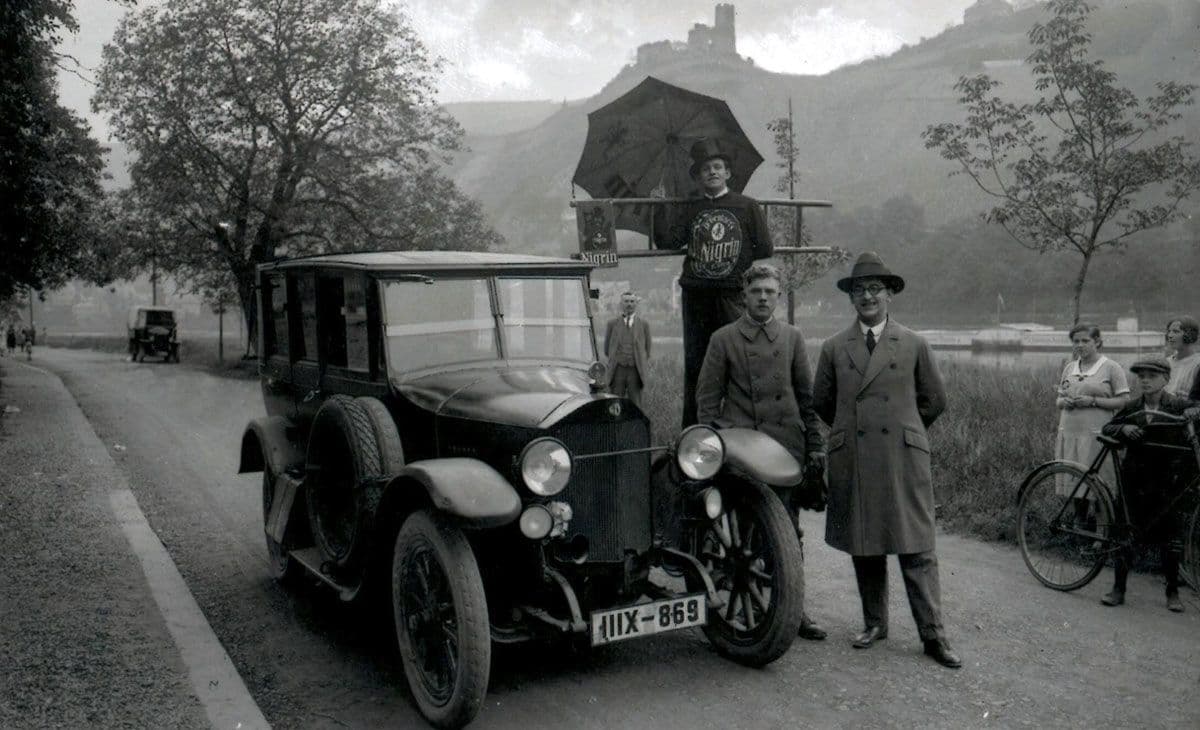 NIGRIN Stelzenläufer Strassenpromo