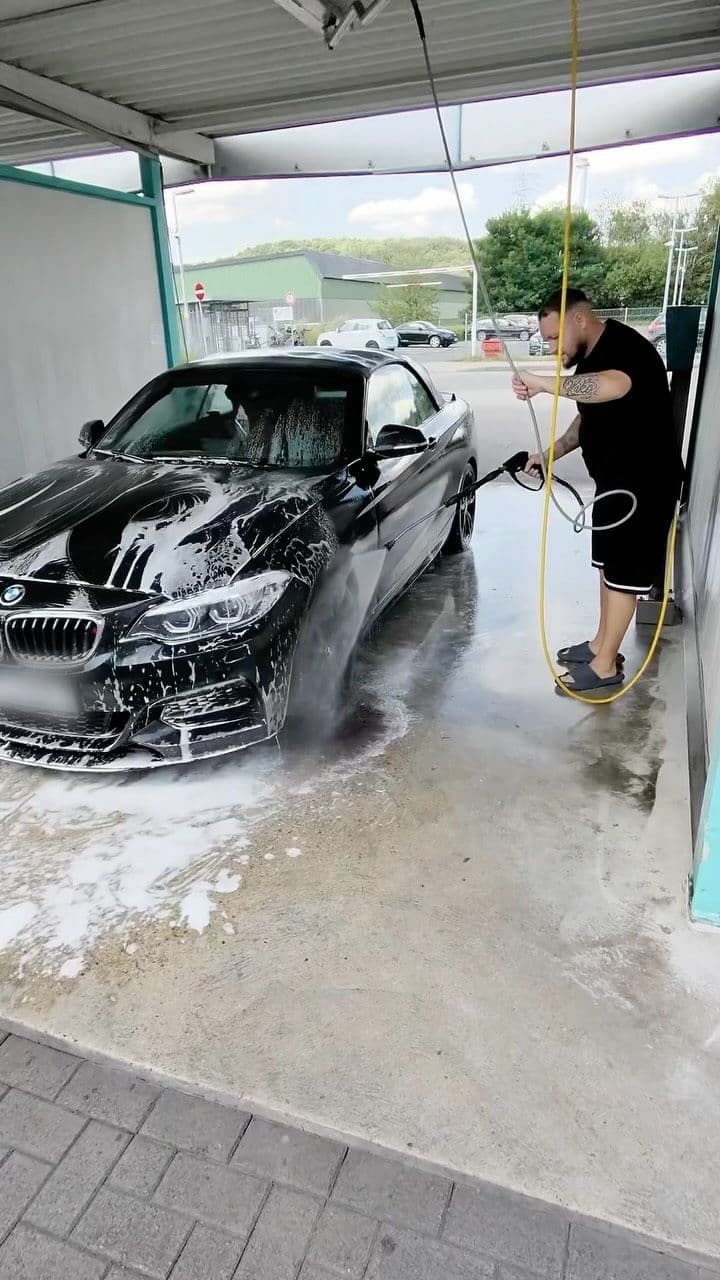 „Der riecht so gut jetzt“ - und begeistern konnten wir ihn mit dem Endergebnis der Felgen auch. Wie man ein Auto wäscht, weiß er. So viele Leute…